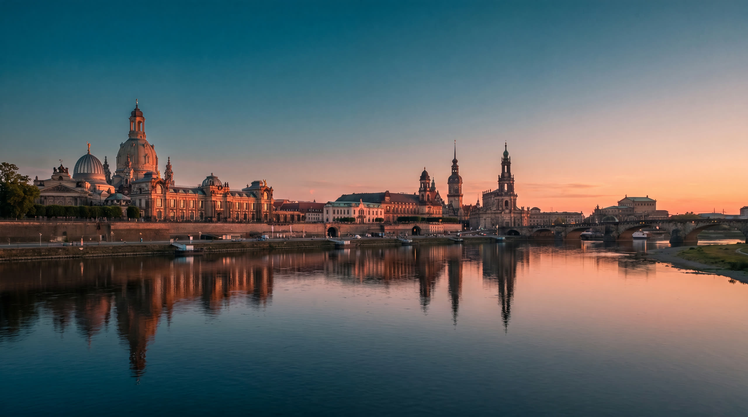 Dresdner Altstadt-Skyline mit Frauenkirche an der Elbe im goldenen Abendlicht