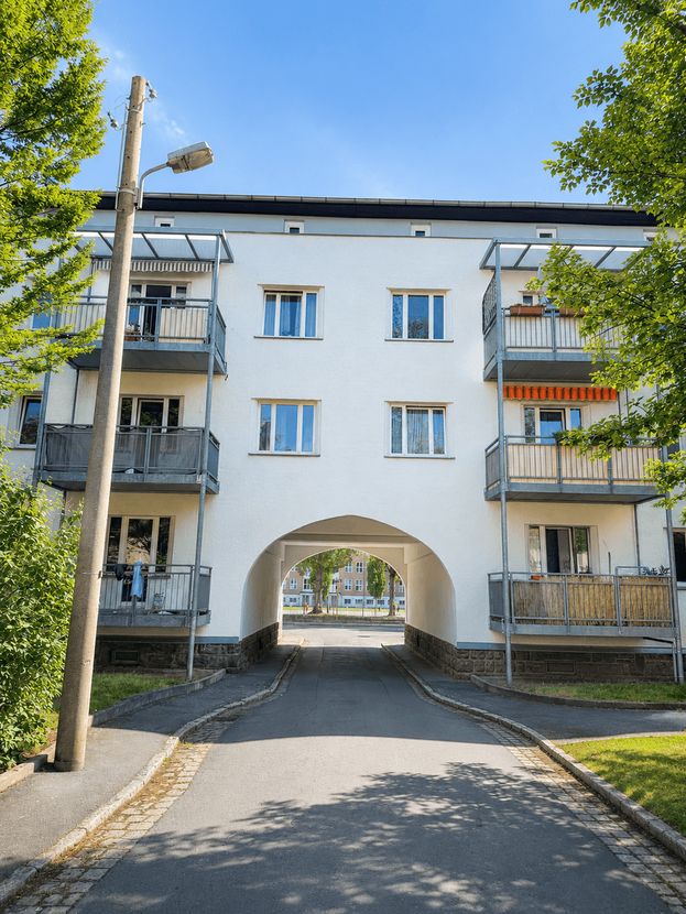 Außenansicht des Wohnhauses am Anger – möblierte Wohnung Dresden-Reick von Trenta Living