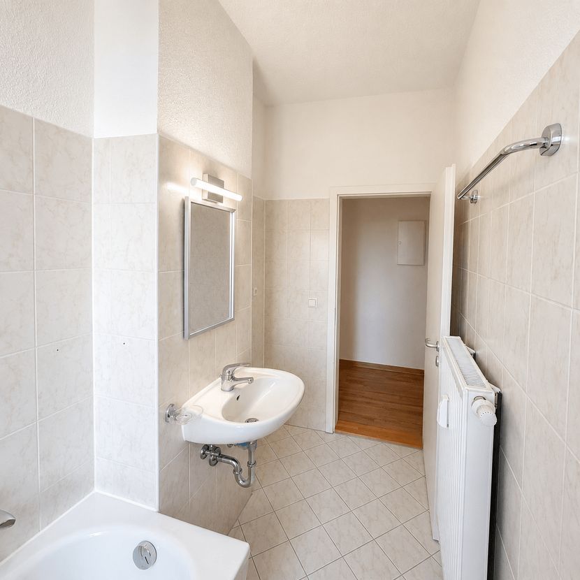 Badezimmer mit Badewanne in der möblierten Wohnung Dresden-Reick