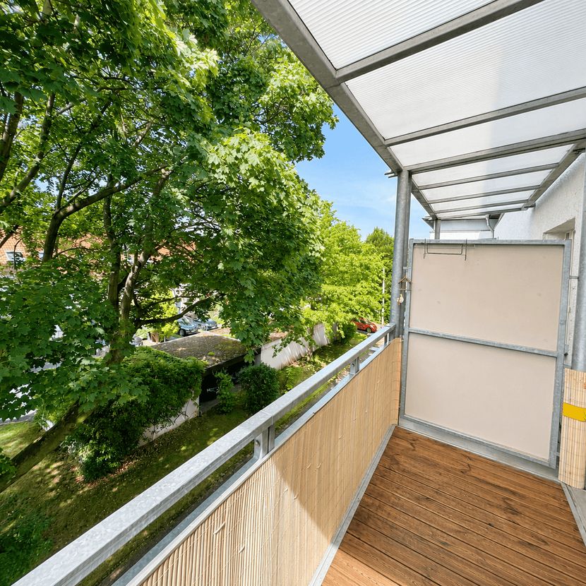 Überdachter Balkon mit Blick ins Grüne – möbliertes Wohnen in Dresden-Reick