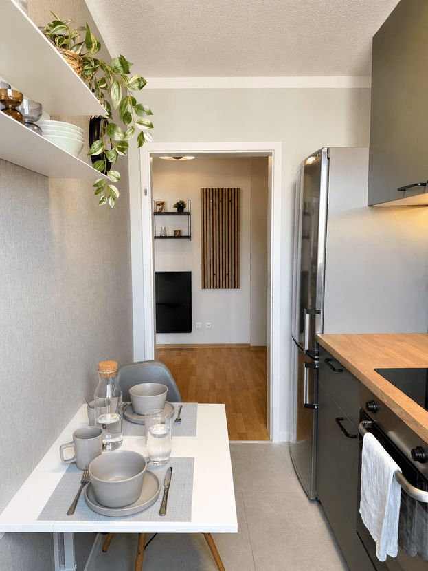Küche mit Blick in den Wohnbereich – möbliertes Apartment Trenta Living Dresden
